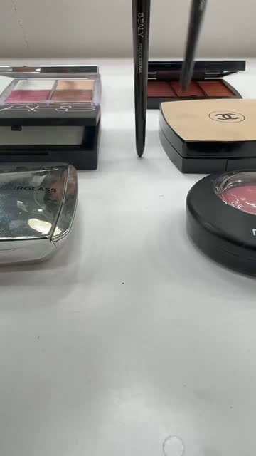 Dạy makeup cá nhân — cô sửa tay từng thao tác
