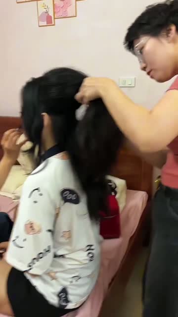 Làm tóc cho cô dâu